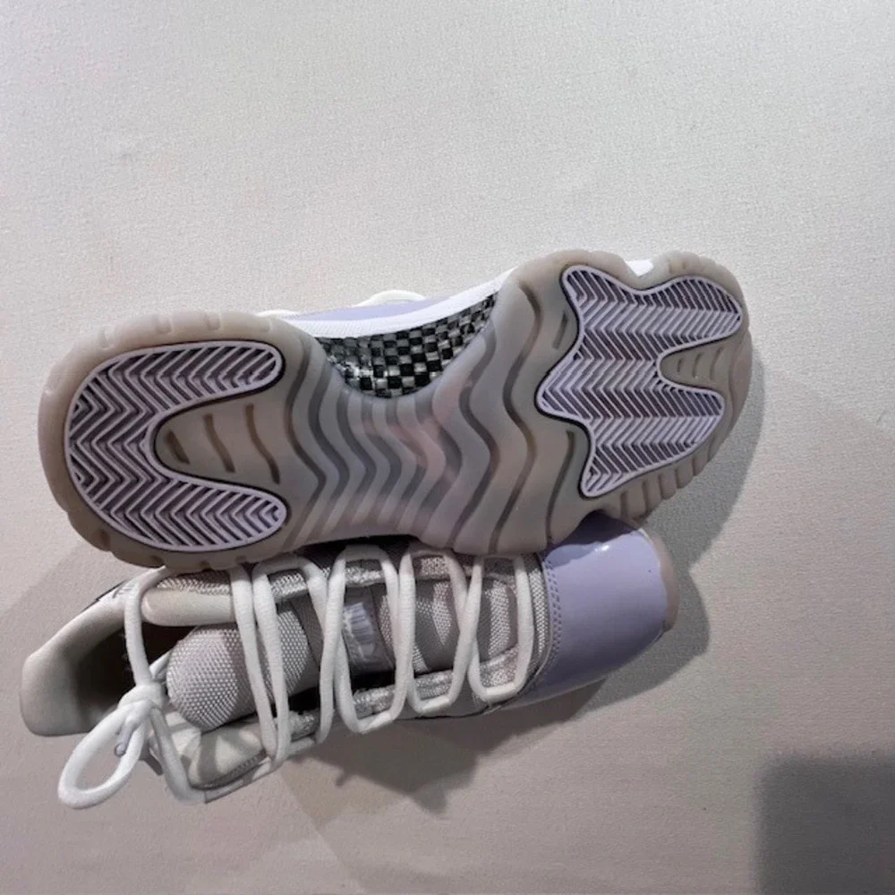 Jordan Air Jordan 11 Retro Low Mens 7.5 Pure Violet White Good AH7860-101